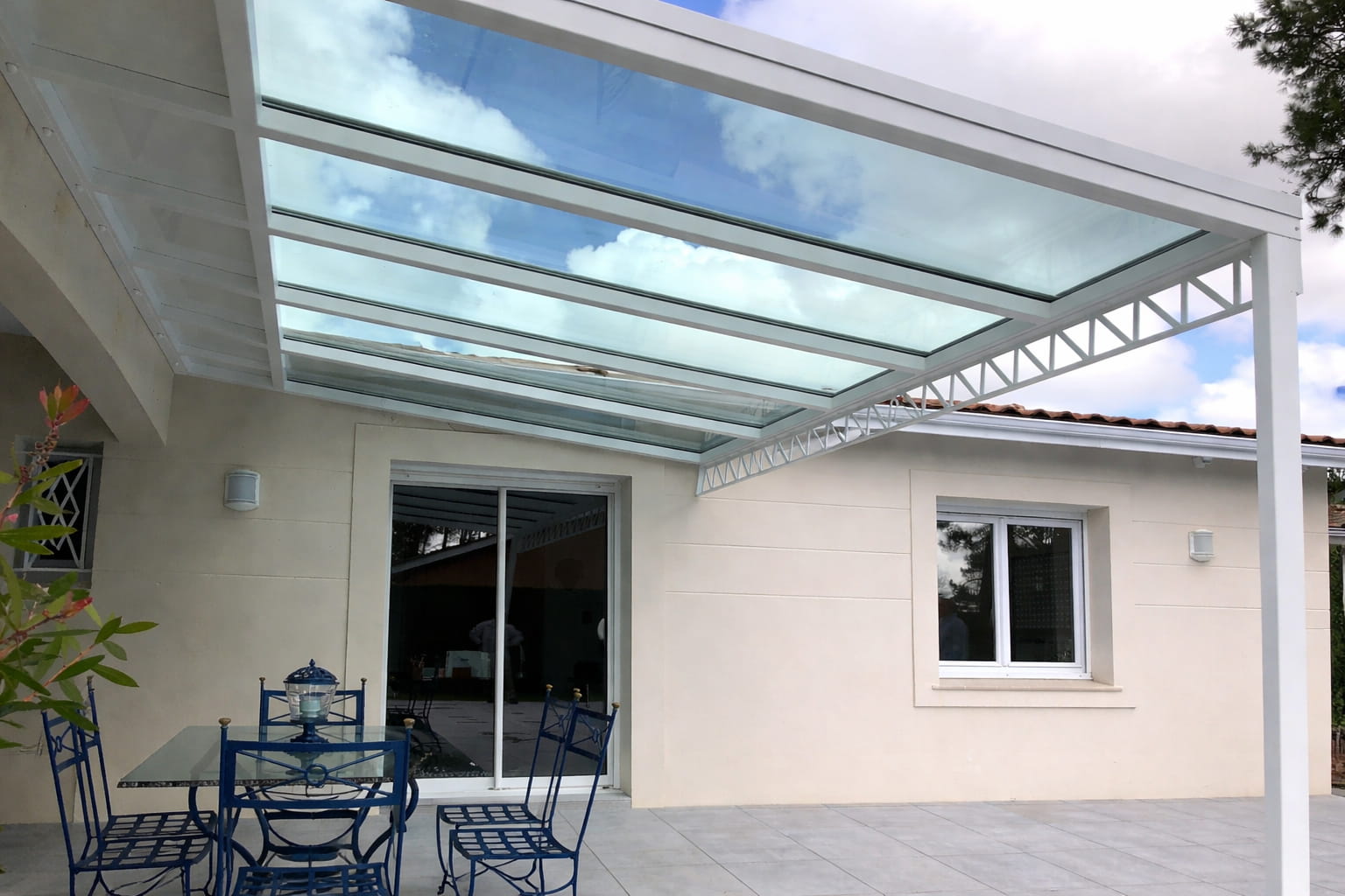 Conception et pose d�une pergola avec toiture vitr&eacute;e