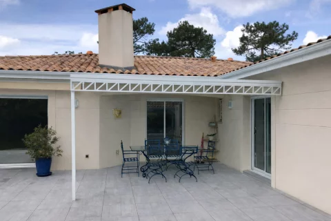 Conception et pose d�une pergola avec toiture vitr&eacute;e