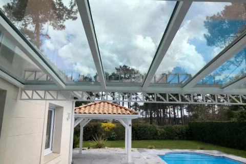 Conception et pose d�une pergola avec toiture vitr&eacute;e